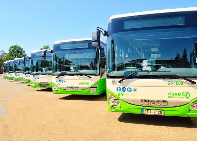 Flota d'autobusos alineats en cotxeres