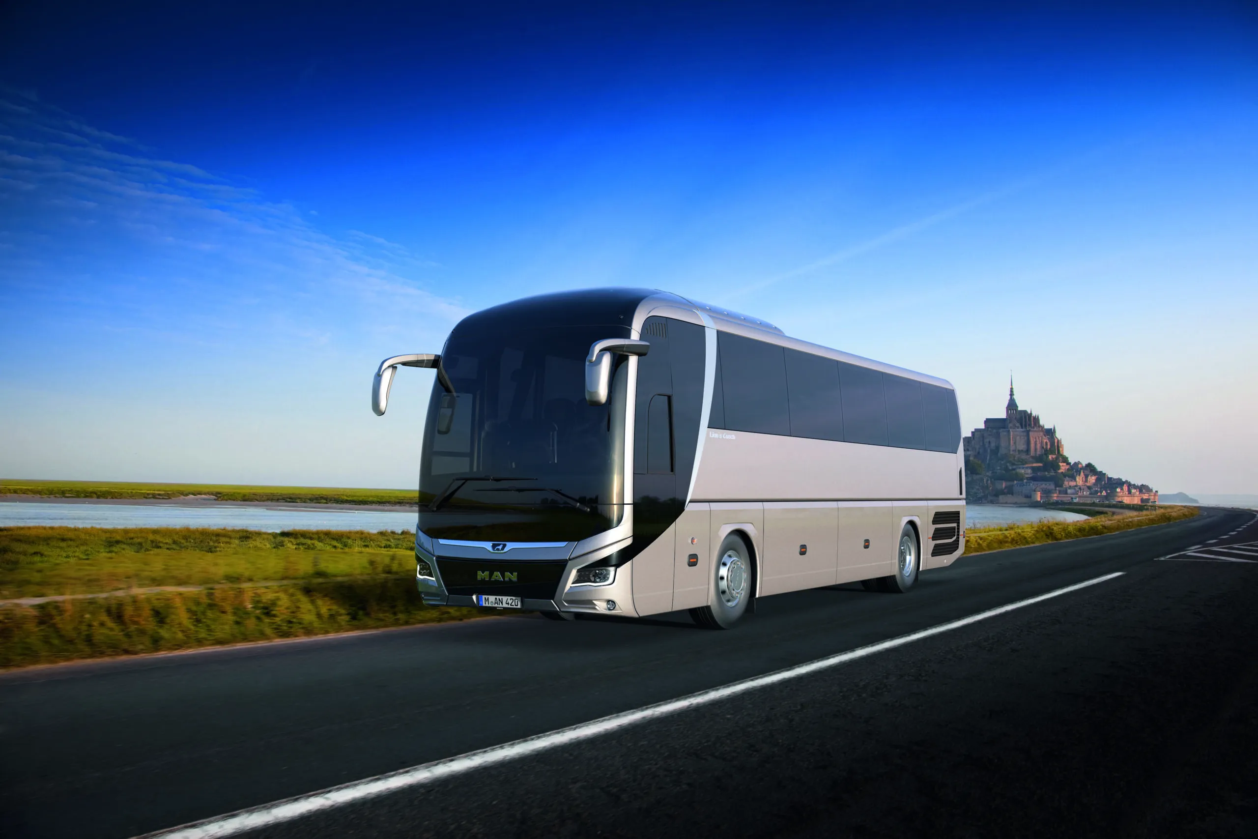 MAN Lion's Coach circulant per una carretera costanera