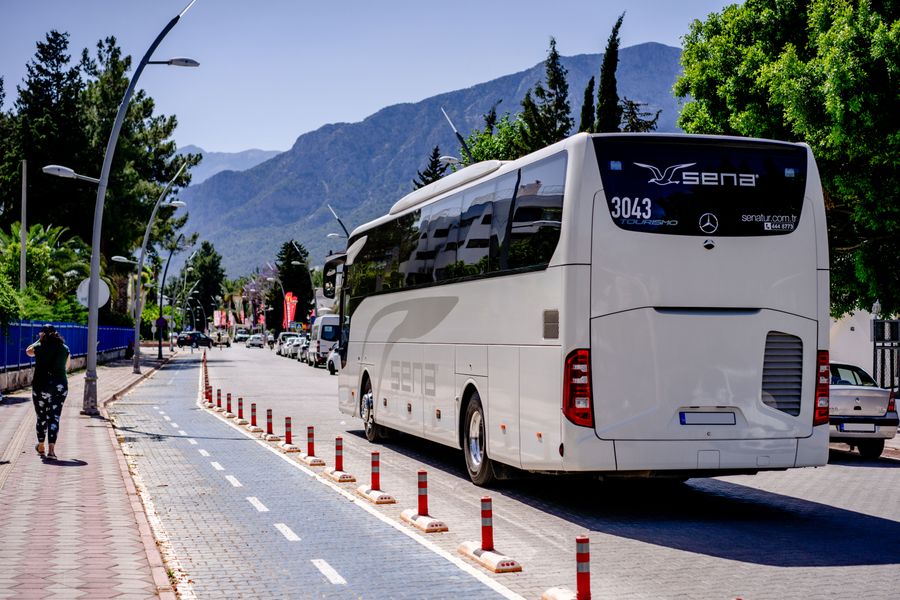 Autocar Mercedes-Benz en carretera de muntanya